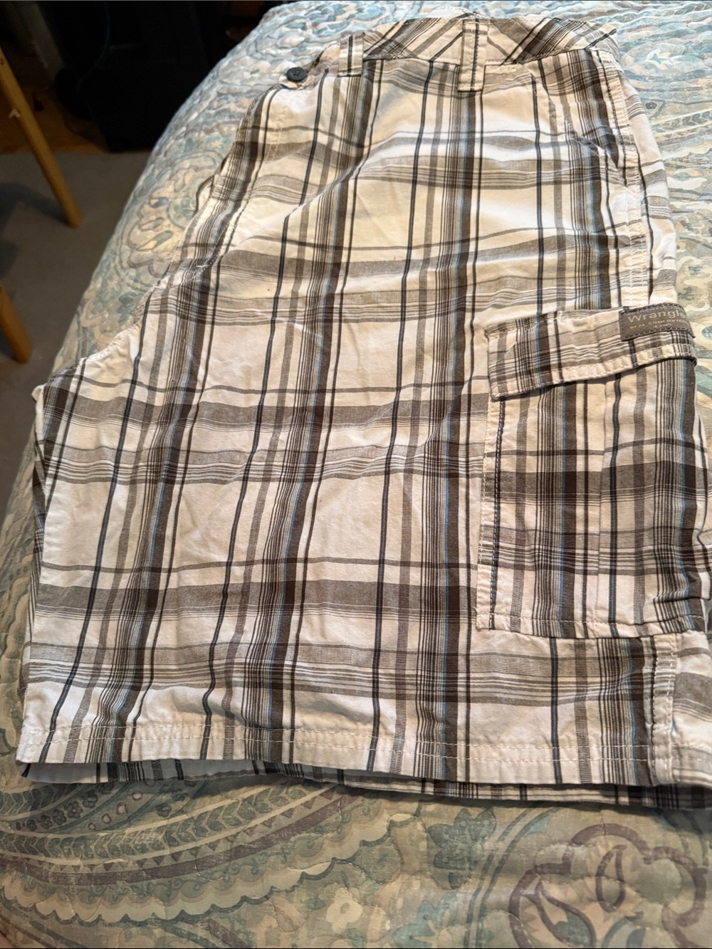 Wrangler Men’s Plaid Cargo Shorts in Beige and Brown Tones Sz 44 like new